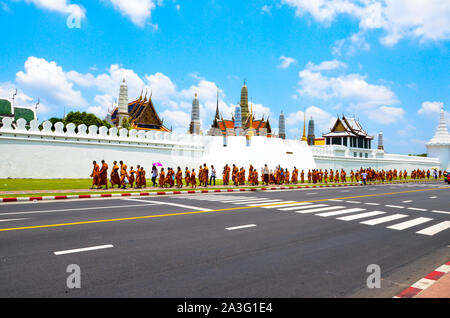 Mönche in Einklang zu Fuß außerhalb des Imperial Palace in Bangkok, Thailand Stockfoto