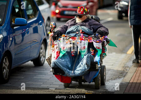 Cardiff Wales, Mann in Mobility Scooter Geschenke Verkauf an Touristen Stockfoto