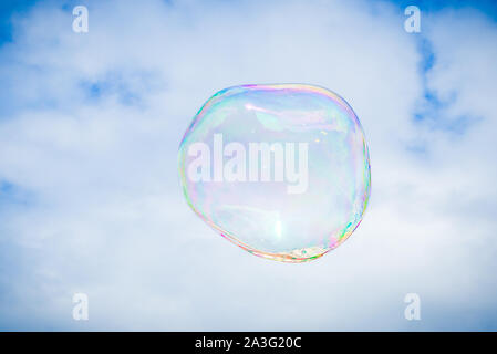 Big Bubble Bubble Maker in die Luft am Himmel Hintergrund fliegen Stockfoto