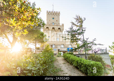 Die cerrano Turm, am Strand Pineto, Abruzzen, Italien. Geschützte Seegebiet in der Adria bei Sonnenuntergang. Stockfoto