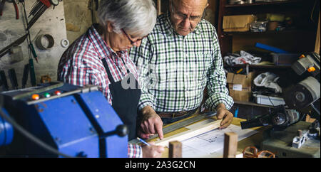 Senior Paar in einer Zimmerei Stockfoto