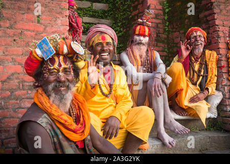 Hinduistische heilige Männer, aka Sadhus, in Pashupatinath Tempel in Kathmandu. Stockfoto