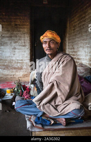 Ein sadhu, ein hinduistischer heiliger Mann, in Pashupatinath Tempel in Kathmandu. Stockfoto