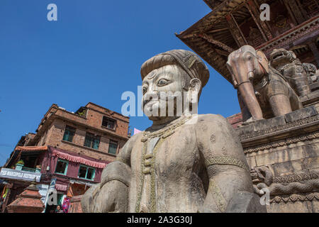 Statuen unter einem Tempel in Bhaktapur Square in der Nähe von Kathmandu, Nepal. Stockfoto