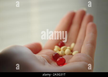 Medizinische Pillen in junge weibliche Hand. Vitamine in menschlichen Palm Stockfoto