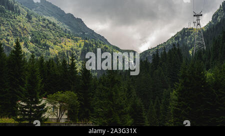 Spektakuläre Sicht auf dramatische Wolken über Fagaras Karpaten und Balea Wasserfall im Sommer, Rumänien Stockfoto