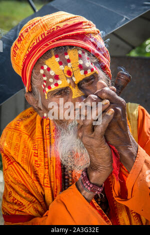 Ein sadhu, ein hinduistischer heiliger Mann, in Pashupatinath Tempel in Kathmandu, Nepal Stockfoto