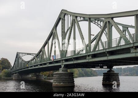 Glienicker Brücke über die Havel, die auch als "Bridge von Spionen, 'Anschluss von Potsdam und Berlin, in Deutschland bekannt Stockfoto