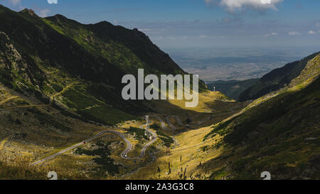 Spektakulärer Panoramablick - Mountain Road und Wolken, Rumänien - Transfagarasan Pass überqueren Karpaten im Sommer Stockfoto