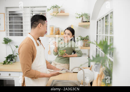 Asiatische Paar essen Frühstück am frühen Morgen in der Küche und eine gute Zeit haben. Stockfoto