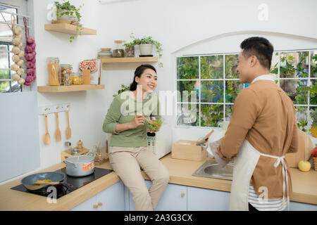 Asiatische Paar essen Frühstück am frühen Morgen in der Küche und eine gute Zeit haben. Stockfoto