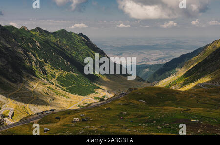 Spektakulärer Panoramablick - Mountain Road und Wolken, Rumänien - Transfagarasan Pass überqueren Karpaten im Sommer Stockfoto