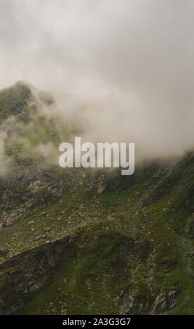 Dicke mystischen Nebel, die Berggipfel, Karpaten, Rumänien Stockfoto