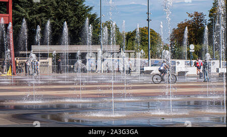 Genf, Schweiz - 22. September 2019: Die Brunnen und Wahrzeichen kaputten Stuhl Skulptur in der UN-zentrale Gebäude in Genf, Schweiz. Stockfoto