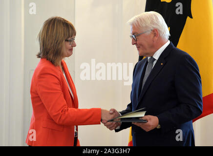 Berlin, Deutschland. 02 Okt, 2019. Von links nach rechts: Kathrin Mahler Walther (Berlin), Bundespräsident Dr. Frank-Walter Steinmeier, zu ehren und die Verleihung des Verdienstordens der Bundesrepublik Deutschland an die Bürgerinnen und Bürger durch den Bundespräsidenten im Schloss Bellevue zum Thema "Mut zur Zukunft: Grenzen überwinden", Berlin, Deutschland 02/10/2019. | Verwendung der weltweiten Kredit: dpa/Alamy leben Nachrichten Stockfoto