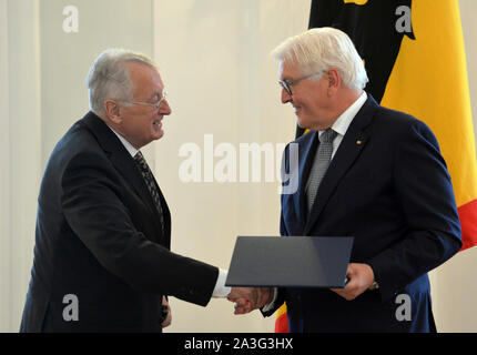 Berlin, Deutschland. 02 Okt, 2019. Von links nach rechts: Ulrich Schwarz (Berlin), Bundespräsident Dr. Frank-Walter Steinmeier, zu ehren und die Verleihung des Verdienstordens der Bundesrepublik Deutschland an die Bürgerinnen und Bürger durch den Bundespräsidenten im Schloss Bellevue zum Thema "Mut zur Zukunft: Grenzen überwinden", Berlin, Deutschland am 02.10.2019. | Verwendung der weltweiten Kredit: dpa/Alamy leben Nachrichten Stockfoto
