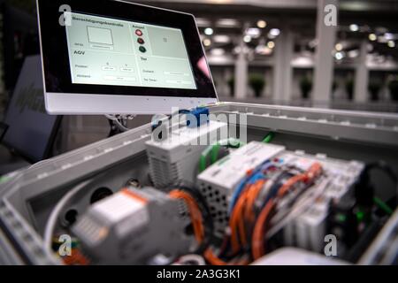 08. Oktober 2019, Niedersachsen, Hannover: Eine IoT-Box von Wago kommuniziert über 5 G an der "5 G CMM Expo" auf der Messe in einer Vitrine mit einem fahrerlosen Transportsystem in einem simulierten modulare Produktionsanlagen. Die Messe, wo die Besucher einen Einblick in die technischen Möglichkeiten des neuen Mobilfunkstandards 5G erhalten können, findet vom 08. - 10. Oktober 2019. Foto: Sina Schuldt/dpa Stockfoto