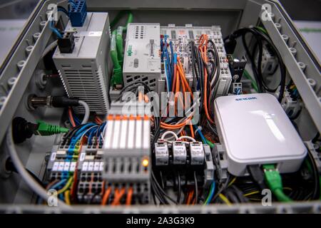 08. Oktober 2019, Niedersachsen, Hannover: Eine IoT-Box von Wago kommuniziert über 5 G an der "5 G CMM Expo" auf der Messe in einer Vitrine mit einem fahrerlosen Transportsystem in einem simulierten modulare Produktionsanlagen. Die Messe, wo die Besucher einen Einblick in die technischen Möglichkeiten des neuen Mobilfunkstandards 5G erhalten können, findet vom 08. - 10. Oktober 2019. Foto: Sina Schuldt/dpa Stockfoto