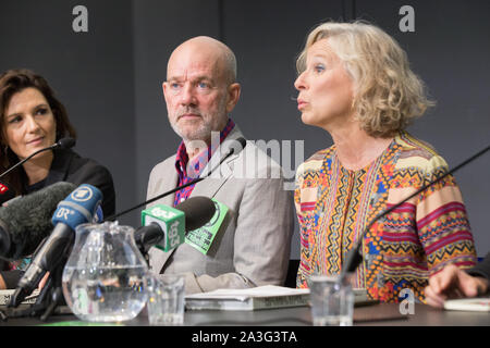 Rom, Italien. 08 Okt, 2019. Michael Stipe und Giovanna Melandri, Präsident der MAXXI Stiftung erste Präsentation in Europa der "Unsere Einmischung Zeiten: Eine visuelle Record", sein zweites Buch von Fotografien (Foto von Matteo Nardone/Pacific Press) Quelle: Pacific Press Agency/Alamy leben Nachrichten Stockfoto