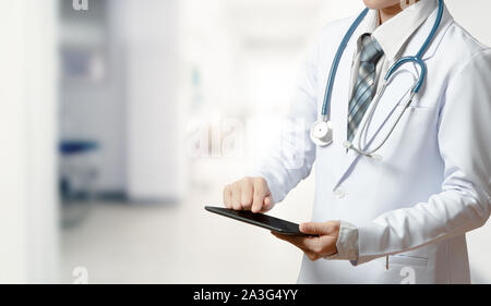 Frau Doktor die Hand auf Tablet oder Smart Device Stockfoto