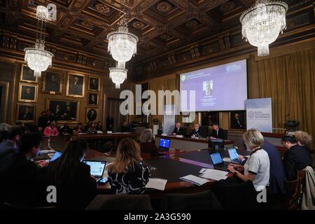 Stockholm, Schweden. 8. Oktober, 2019. James Peebles, einer der 2019 Nobelpreis für Physik Preisträger, beantwortet eine Frage am Telefon bei der Bekanntgabe der Auszeichnung in Stockholm, Schweden, 8. Oktober, 2019. Der Nobelpreis für Physik 2019 von drei Wissenschaftlern geteilt werden, der Königlichen Akademie der Wissenschaften in Stockholm bekannt gegeben am Dienstag. Credit: Zheng Huansong/Xinhua/Alamy leben Nachrichten Stockfoto