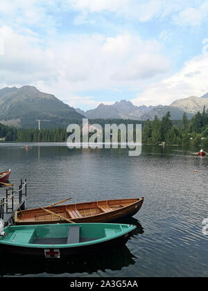 Boote auf dem See Strbske Pleso in der hohen Tatra, Slowakei. September 2019. Stockfoto