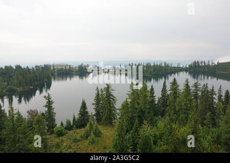 Boote auf dem See Strbske Pleso in der hohen Tatra, Slowakei. September 2019. Stockfoto