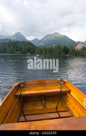 Boote auf dem See Strbske Pleso in der hohen Tatra, Slowakei. September 2019. Stockfoto