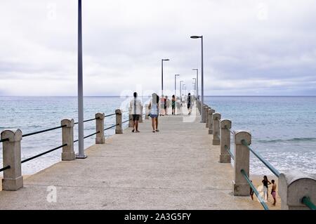 Porto Santo, Madeira, Portugal - 17 August 2019: Menschen zu Fuß auf den Pier in einem cludy Tag Stockfoto