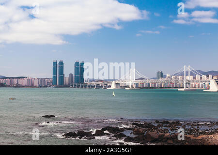 Busan Stadtbild mit Gwangandaegyo oder Diamond Bridge. Südkorea Stockfoto