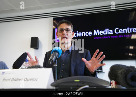 Professor Didier Queloz von der Universität Cambridge auf einer Pressekonferenz in London, nach, zusammen mit Michel Mayor, er gewann 2019 gemeinsam den Nobelpreis für Physik "für die Entdeckung eines Exoplaneten umkreisen einen solar-Typ star'. Stockfoto