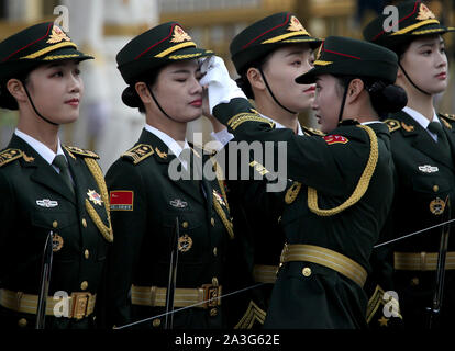 Peking, China. 08 Okt, 2019. Chinesische Soldaten durchführen Ehrengarde Pflichten während der Begrüßungszeremonie in Peking am Dienstag, 8. Oktober 2019. Chinas Militärausgaben werden 7,5 Prozent ab 2018 steigen, da sie eng weltweit für Hinweise auf militärstrategischen Absichten des Landes beobachtet wird. Foto von Stephen Rasierer/UPI Quelle: UPI/Alamy leben Nachrichten Stockfoto