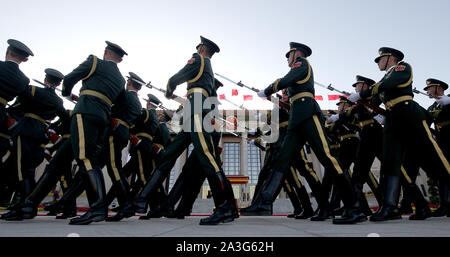 Peking, China. 08 Okt, 2019. Chinesische Soldaten durchführen Ehrengarde Pflichten während der Begrüßungszeremonie in Peking am Dienstag, 8. Oktober 2019. Chinas Militärausgaben werden 7,5 Prozent ab 2018 steigen, da sie eng weltweit für Hinweise auf militärstrategischen Absichten des Landes beobachtet wird. Foto von Stephen Rasierer/UPI Quelle: UPI/Alamy leben Nachrichten Stockfoto