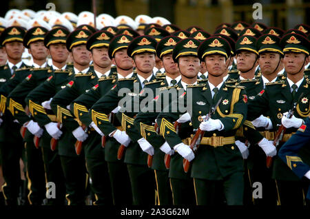 Peking, China. 08 Okt, 2019. Chinesische Soldaten durchführen Ehrengarde Pflichten während der Begrüßungszeremonie in Peking am Dienstag, 8. Oktober 2019. Chinas Militärausgaben werden 7,5 Prozent ab 2018 steigen, da sie eng weltweit für Hinweise auf militärstrategischen Absichten des Landes beobachtet wird. Foto von Stephen Rasierer/UPI Quelle: UPI/Alamy leben Nachrichten Stockfoto