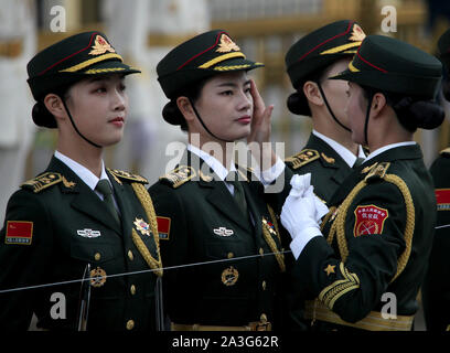 Peking, China. 08 Okt, 2019. Chinesische Soldaten durchführen Ehrengarde Pflichten während der Begrüßungszeremonie in Peking am Dienstag, 8. Oktober 2019. Chinas Militärausgaben werden 7,5 Prozent ab 2018 steigen, da sie eng weltweit für Hinweise auf militärstrategischen Absichten des Landes beobachtet wird. Foto von Stephen Rasierer/UPI Quelle: UPI/Alamy leben Nachrichten Stockfoto