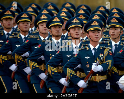 Peking, China. 08 Okt, 2019. Chinesische Soldaten durchführen Ehrengarde Pflichten während der Begrüßungszeremonie in Peking am Dienstag, 8. Oktober 2019. Chinas Militärausgaben werden 7,5 Prozent ab 2018 steigen, da sie eng weltweit für Hinweise auf militärstrategischen Absichten des Landes beobachtet wird. Foto von Stephen Rasierer/UPI Quelle: UPI/Alamy leben Nachrichten Stockfoto