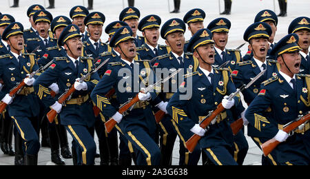 Peking, China. 08 Okt, 2019. Chinesische Soldaten durchführen Ehrengarde Pflichten während der Begrüßungszeremonie in Peking am Dienstag, 8. Oktober 2019. Chinas Militärausgaben werden 7,5 Prozent ab 2018 steigen, da sie eng weltweit für Hinweise auf militärstrategischen Absichten des Landes beobachtet wird. Foto von Stephen Rasierer/UPI Quelle: UPI/Alamy leben Nachrichten Stockfoto