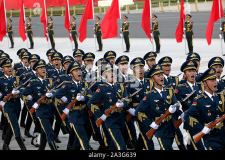 Peking, China. 08 Okt, 2019. Chinesische Soldaten durchführen Ehrengarde Pflichten während der Begrüßungszeremonie in Peking am Dienstag, 8. Oktober 2019. Chinas Militärausgaben werden 7,5 Prozent ab 2018 steigen, da sie eng weltweit für Hinweise auf militärstrategischen Absichten des Landes beobachtet wird. Foto von Stephen Rasierer/UPI Quelle: UPI/Alamy leben Nachrichten Stockfoto