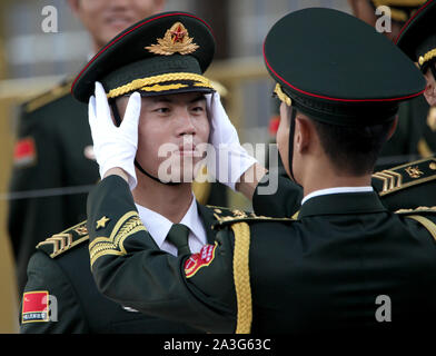 Peking, China. 08 Okt, 2019. Chinesische Soldaten durchführen Ehrengarde Pflichten während der Begrüßungszeremonie in Peking am Dienstag, 8. Oktober 2019. Chinas Militärausgaben werden 7,5 Prozent ab 2018 steigen, da sie eng weltweit für Hinweise auf militärstrategischen Absichten des Landes beobachtet wird. Foto von Stephen Rasierer/UPI Quelle: UPI/Alamy leben Nachrichten Stockfoto