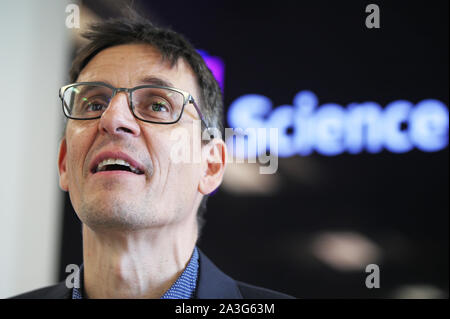 Professor Didier Queloz von der Universität Cambridge auf einer Pressekonferenz in London, nach, zusammen mit Michel Mayor, er gewann 2019 gemeinsam den Nobelpreis für Physik "für die Entdeckung eines Exoplaneten umkreisen einen solar-Typ star'. Stockfoto