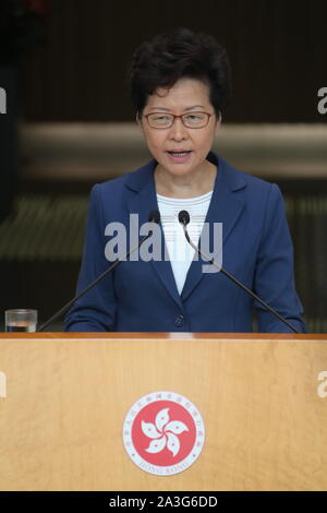 Hong Kong. 8 Ostober, 2019. Chief Executive von China's Hong Kong Special Administrative Region (HKSAR) Carrie Lam erfüllt die Presse in Hong Kong, South China, Oktober 8, 2019. Lam erklärte am Dienstag, dass die "beispiellose Gewalt" wird in diesen Tagen in Hong Kong' gesendet haben eine sehr gefährliche Situation", drängen ausländische Politiker, nicht mehr zu unterstützen, indem sie Randalierer verherrlichen. Quelle: Xinhua/Alamy leben Nachrichten Stockfoto