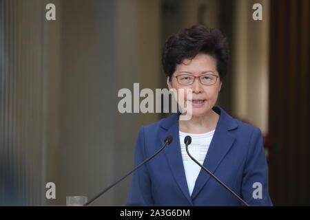 Hong Kong. 8 Ostober, 2019. Chief Executive von China's Hong Kong Special Administrative Region (HKSAR) Carrie Lam erfüllt die Presse in Hong Kong, South China, Oktober 8, 2019. Lam erklärte am Dienstag, dass die "beispiellose Gewalt" wird in diesen Tagen in Hong Kong' gesendet haben eine sehr gefährliche Situation", drängen ausländische Politiker, nicht mehr zu unterstützen, indem sie Randalierer verherrlichen. Quelle: Xinhua/Alamy leben Nachrichten Stockfoto