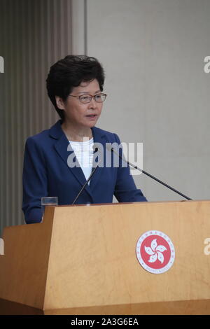 Hong Kong. 8 Ostober, 2019. Chief Executive von China's Hong Kong Special Administrative Region (HKSAR) Carrie Lam erfüllt die Presse in Hong Kong, South China, Oktober 8, 2019. Lam erklärte am Dienstag, dass die "beispiellose Gewalt" wird in diesen Tagen in Hong Kong' gesendet haben eine sehr gefährliche Situation", drängen ausländische Politiker, nicht mehr zu unterstützen, indem sie Randalierer verherrlichen. Quelle: Xinhua/Alamy leben Nachrichten Stockfoto