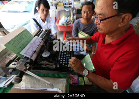 Yangon, Myanmar. 1. Okt, 2019. Eine Schreibkraft Arten heraus einen gesetzlichen Vertrag in Yangon, Myanmar, Oktober 1, 2019. Clickety-klack Geräusche von Schreibmaschinen kommen entlang einer belebten Straße in der Innenstadt von Myanmar Yangon gehört, Vibraphon wieder aus längst vergangenen Goldenen Zeitalter der Schreibmaschinen. Credit: U Aung/Xinhua/Alamy leben Nachrichten Stockfoto