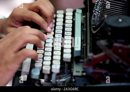 Yangon, Myanmar. 1. Okt, 2019. Eine Schreibkraft arbeitet auf der Schreibmaschine in Yangon, Myanmar, Oktober 1, 2019. Clickety-klack Geräusche von Schreibmaschinen kommen entlang einer belebten Straße in der Innenstadt von Myanmar Yangon gehört, Vibraphon wieder aus längst vergangenen Goldenen Zeitalter der Schreibmaschinen. Credit: U Aung/Xinhua/Alamy leben Nachrichten Stockfoto