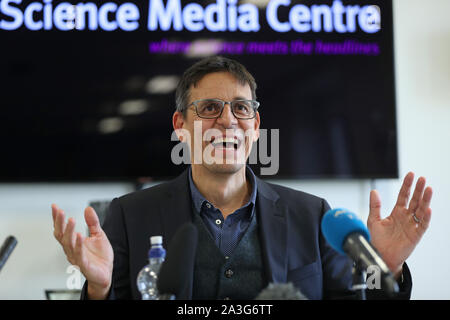 Professor Didier Queloz von der Universität Cambridge auf einer Pressekonferenz in London, nach, zusammen mit Michel Mayor, er gewann 2019 gemeinsam den Nobelpreis für Physik "für die Entdeckung eines Exoplaneten umkreisen einen solar-Typ star'. Stockfoto