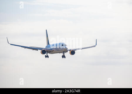 FRANKFURT, DEUTSCHLAND 11.08.2019 CONDOR AIRLINES Boeing 767-300 näher zum Flughafen Condor, ist eine deutsche Fluggesellschaft mit Sitz in Frankfurt Freizeit von Thoma Stockfoto