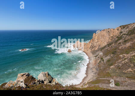 Malerischer Blick auf den Atlantischen Ozean und die zerklüftete Küste in der Nähe von Cabo da Roca, dem westlichsten Punkt des europäischen Festlandes, in Portugal. Stockfoto