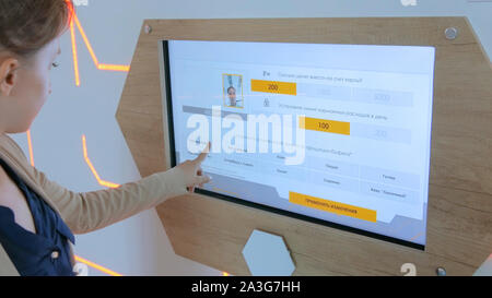 Frau mit interaktiven Touchscreen Display Stockfoto