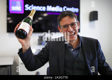 Professor Didier Queloz von der Universität Cambridge auf einer Pressekonferenz in London, nach, zusammen mit Michel Mayor, er gewann 2019 gemeinsam den Nobelpreis für Physik "für die Entdeckung eines Exoplaneten umkreisen einen solar-Typ star'. Stockfoto